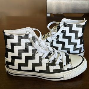 Converse:women’s size 6 in great condition only wore a few times